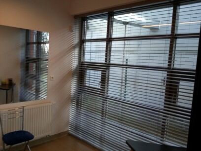 żaluzje w biurze