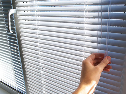 Żaluzje w pomieszczeniu